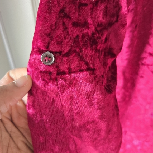 Crystal Boutique Crushed Velvety Blouse Sz M Red Roll Tab Sleeve V Neck New - Picture 6 of 11